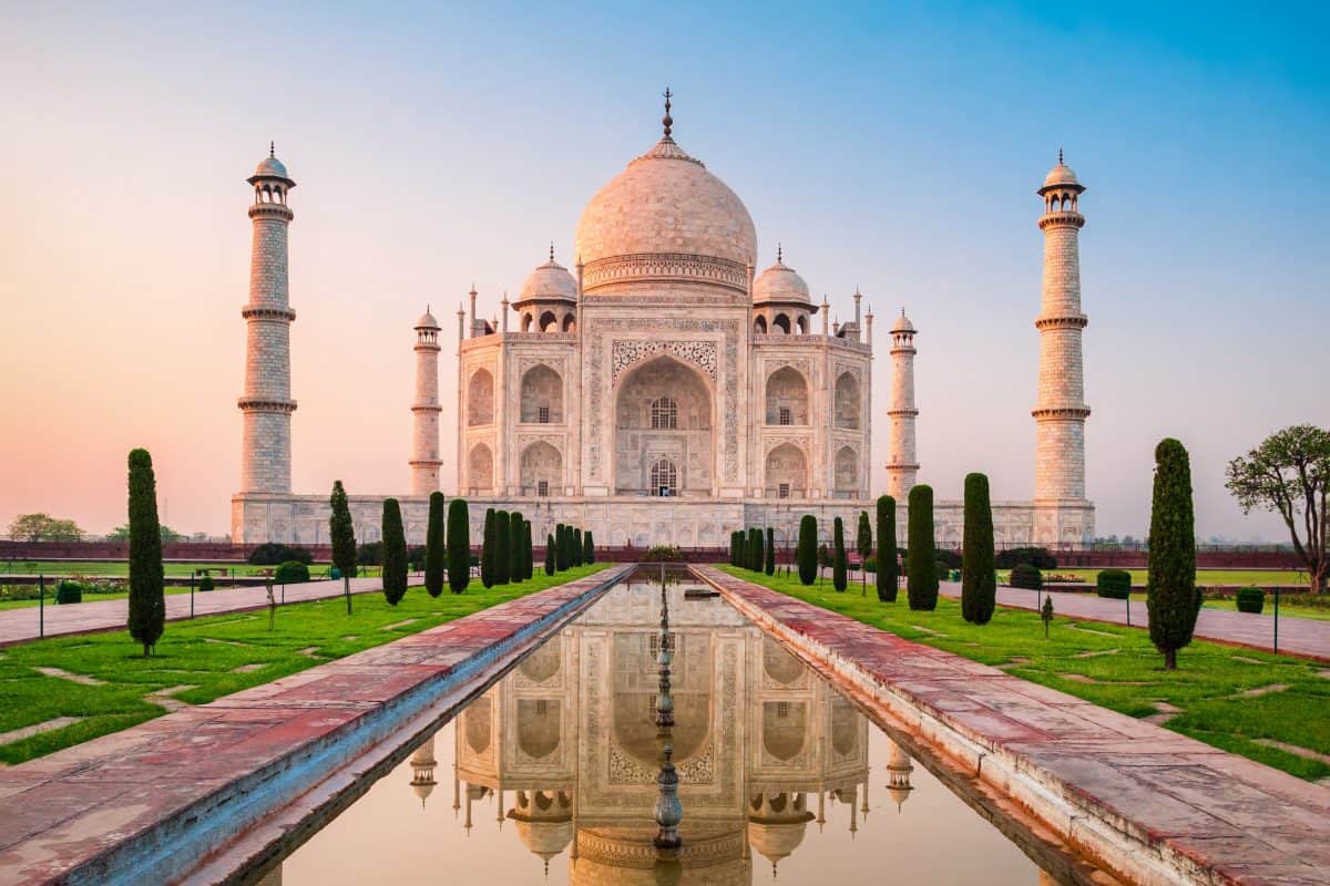 Taj,Mahal,Is,A,White,Marble,Mausoleum,On,The,Bank